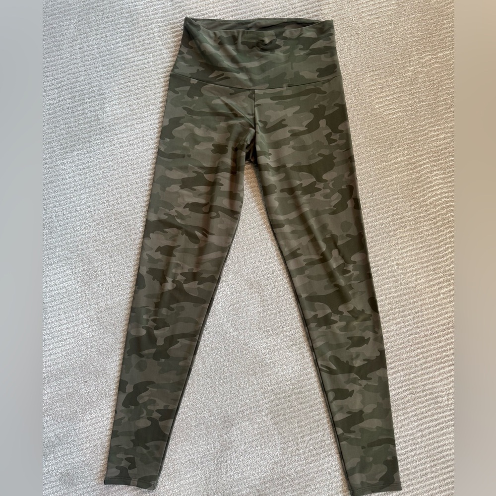Onzie woman’s Green Camouflage Leggings